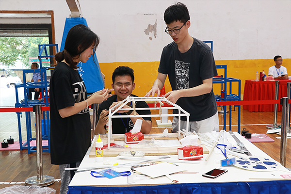 参赛小组成员合作完成模型制作 36365线路检测登录入口宣传部 隋明潓 摄0.jpg