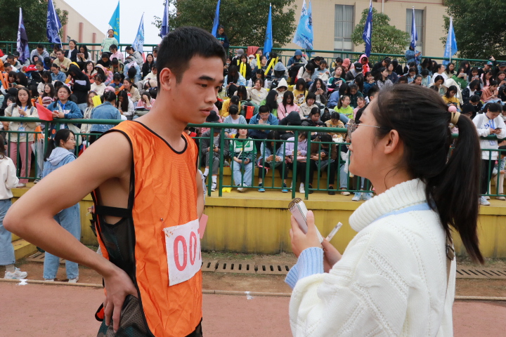 effa577c5bd147d2a4f803c9992a4a51.jpg 采访.JPG